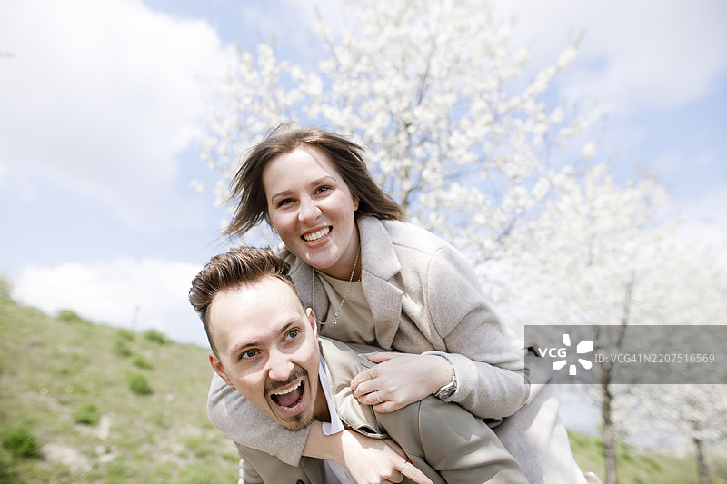 春天里在公园里玩得开心的恩爱情侣图片素材