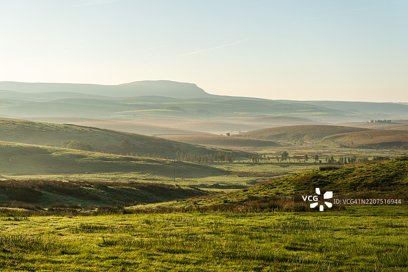 约克郡达尔斯的阳光明媚的山丘图片素材