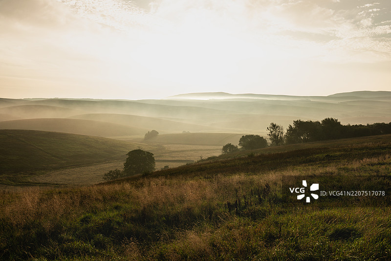 Ribblesdale的阳光明媚的夏日早晨图片素材