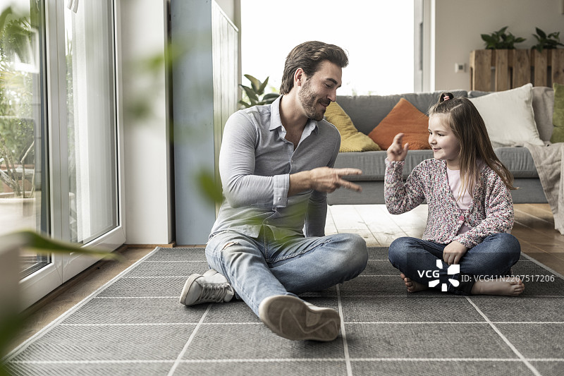 年轻男孩和小女孩在家里玩剪刀石头布图片素材