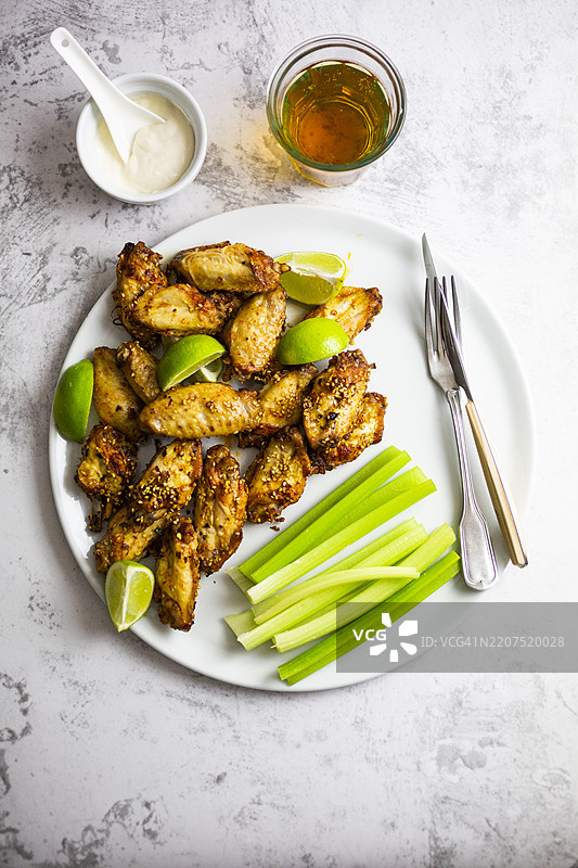 辣味鸡翅配青柠和芹菜图片素材