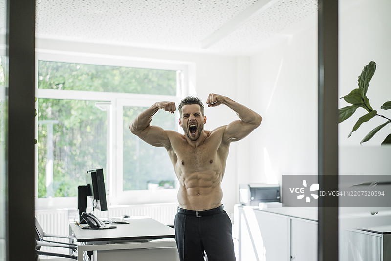 在办公室里大喊的赤膊商人展示肌肉图片素材