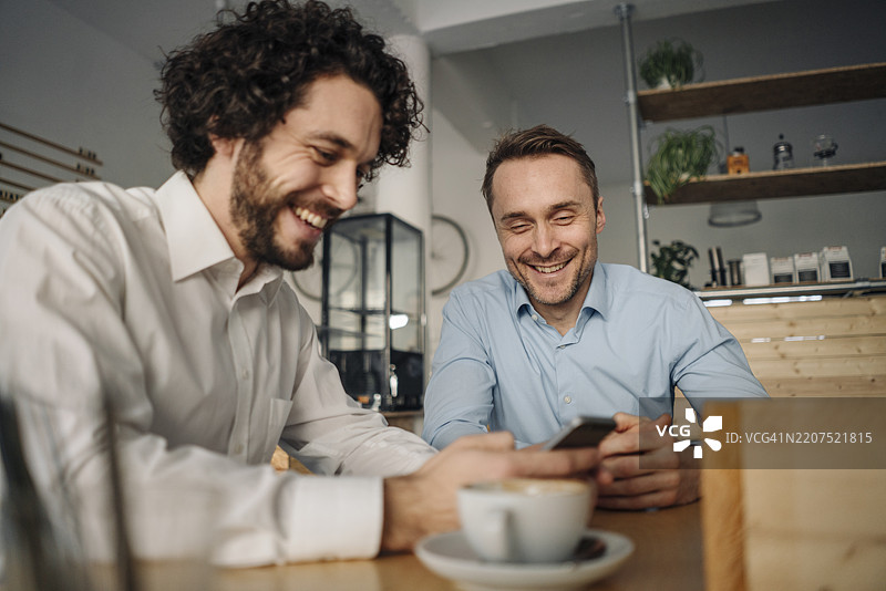 两位商人在咖啡店开会图片素材