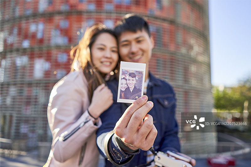 快乐的情侣在西班牙巴塞罗那拍自拍图片素材