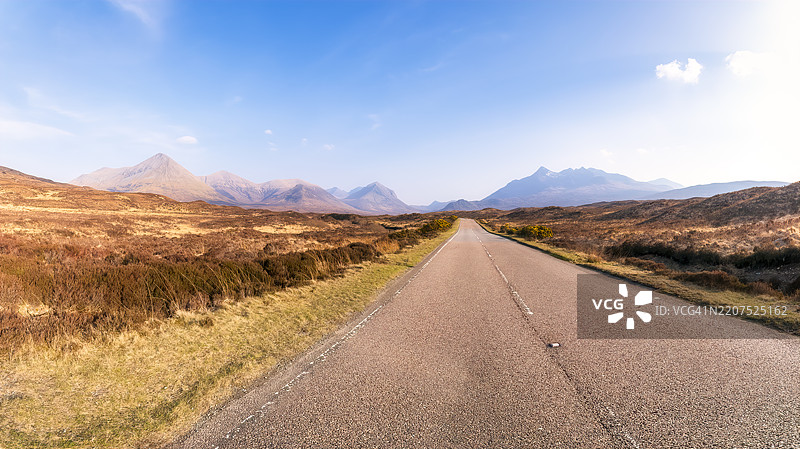 逐渐消失的空旷A863公路通向库伊林山脉，斯凯岛，高地，苏格兰，英国图片素材