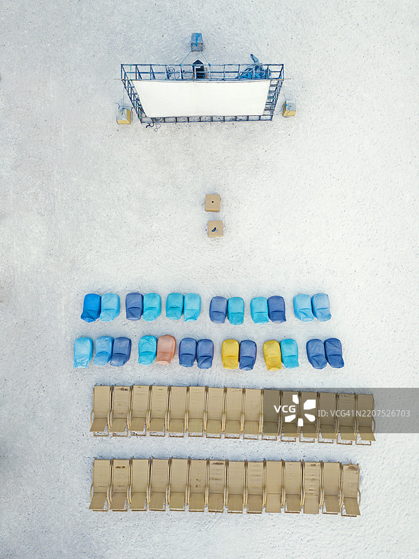 巴厘岛吉利艾尔岛的投影屏幕鸟瞰图，周围摆放着椅子图片素材