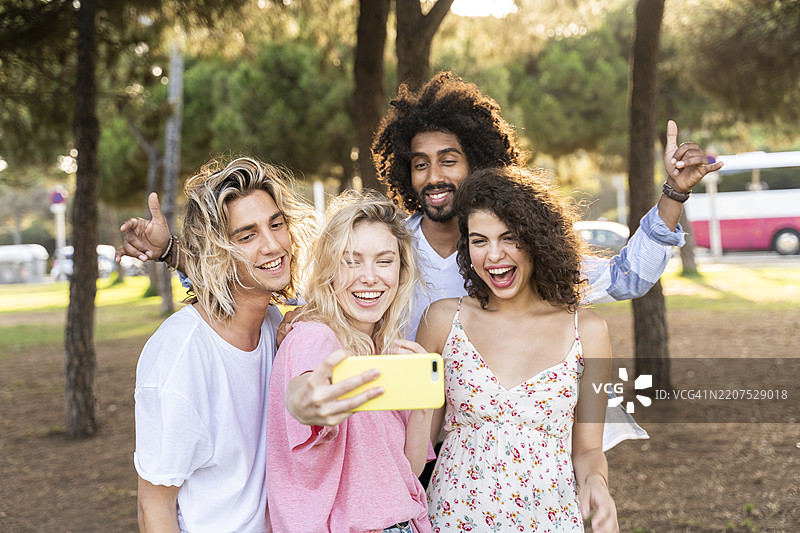 快乐的朋友们在户外自拍图片素材