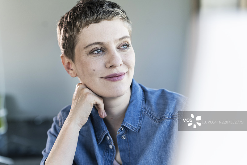 女商人在办公室桌前思考图片素材