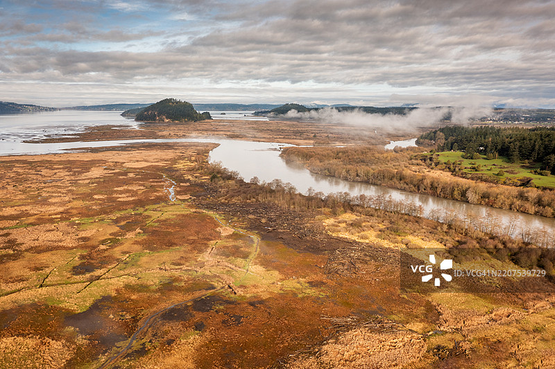 斯卡吉特河三角洲北叉的航拍无人机视角。图片素材
