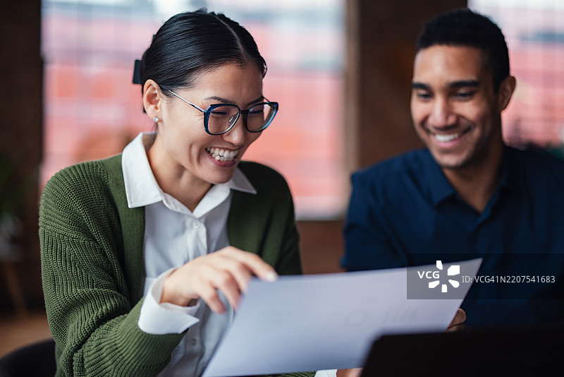 同事们在协作工作会议中进行积极讨论图片素材