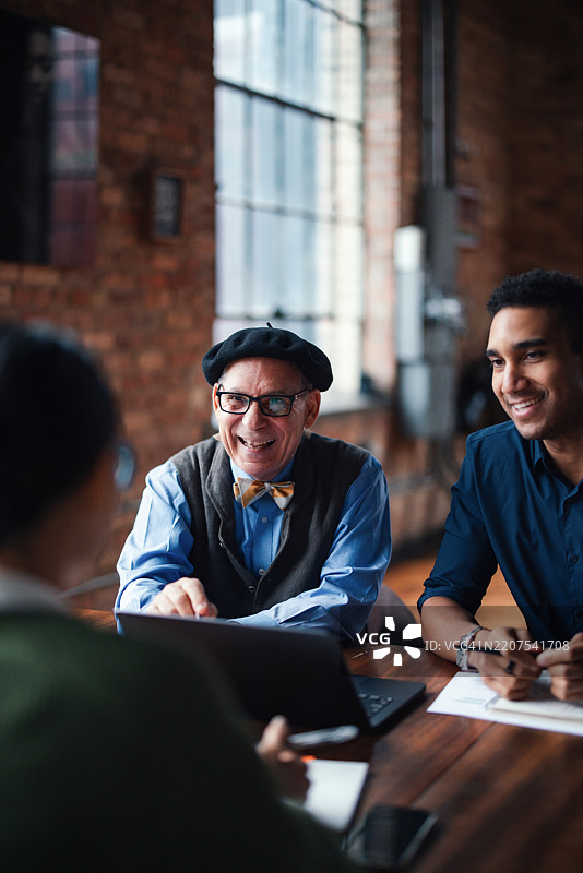 现代明亮办公室环境中的团队协作图片素材