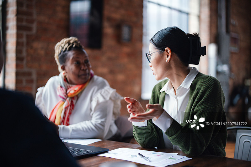 同事们在现代办公室空间中进行富有成效的商务讨论图片素材