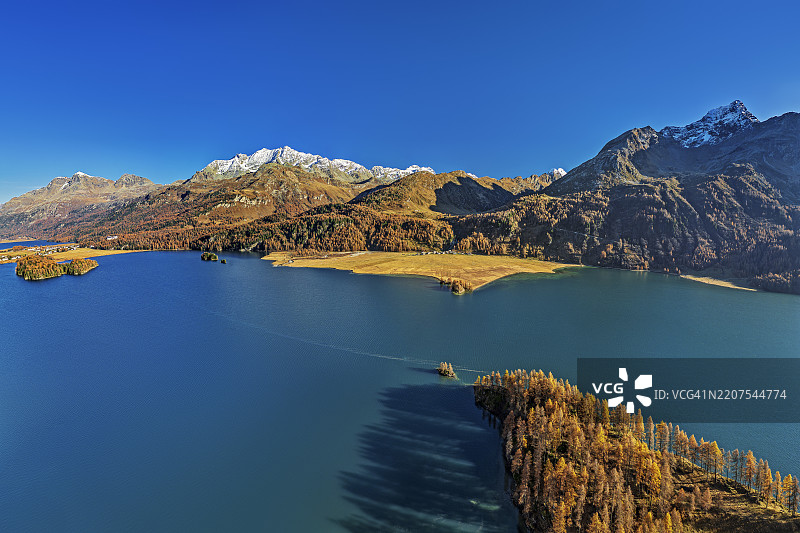 瑞士贝尔尼纳山脉下的清澈蓝天中，锡尔斯湖的鸟瞰图图片素材