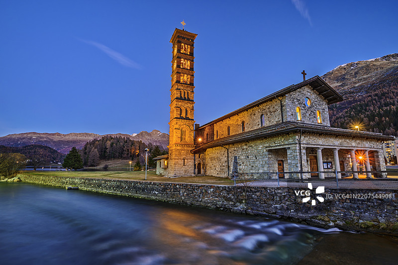 瑞士圣莫里茨蓝天下的灯光教堂图片素材