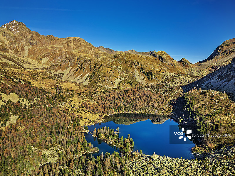 在晴朗的蓝天下，利维尼奥阿尔卑斯山中的瓦尔维奥湖宁静的景色图片素材