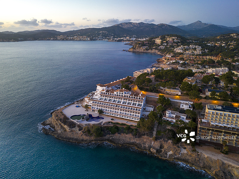 黄昏时分，马洛卡卡尔马海岸度假村的鸟瞰图图片素材