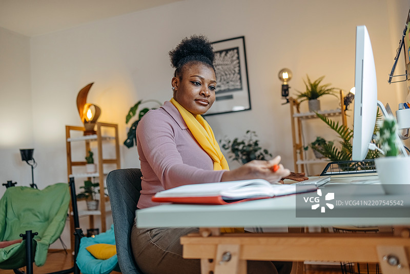 人们在家办公使用科技图片素材