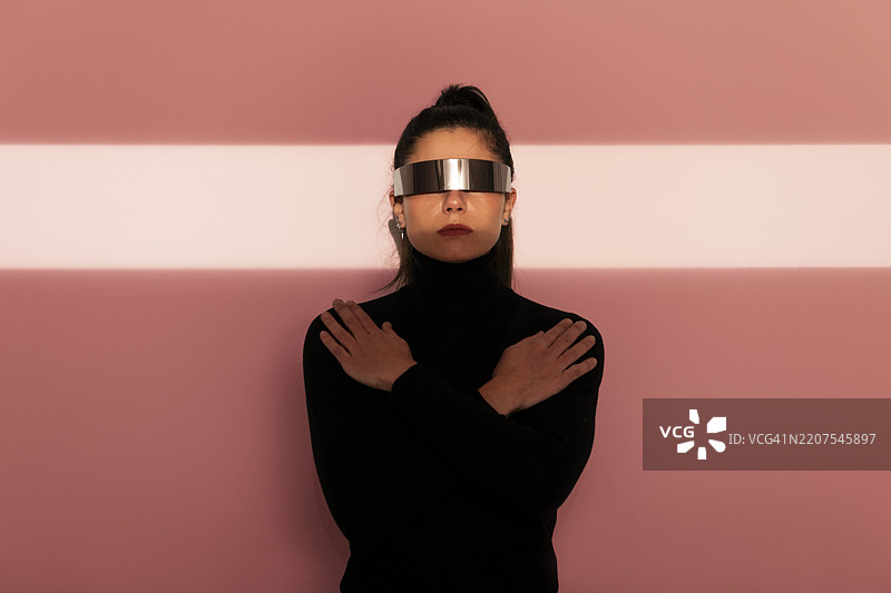 未来感女性双手搭在肩膀上，背景为粉色图片素材