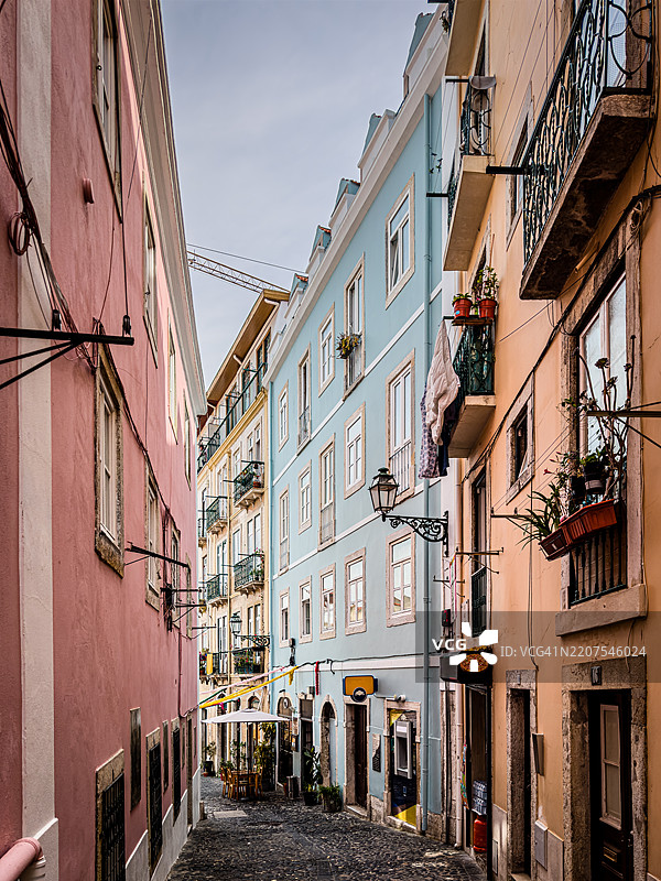 里斯本，葡萄牙的老阿尔法玛区小巷（Beco das Farinhas）。图片素材