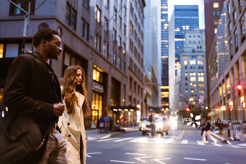 傍晚在城市街道散步图片素材