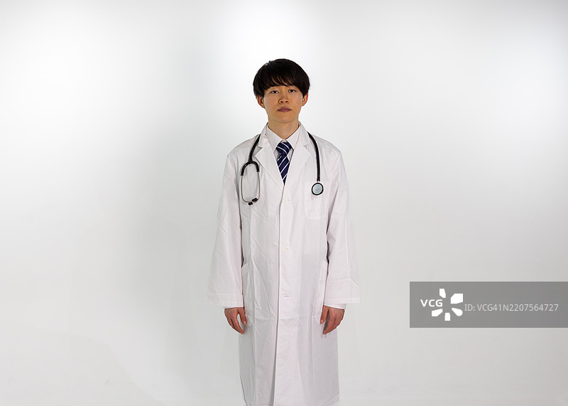 年轻男性医生的肖像 - 工作室拍摄图片素材