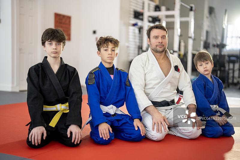 武术课上的空手道教练与年轻学生图片素材