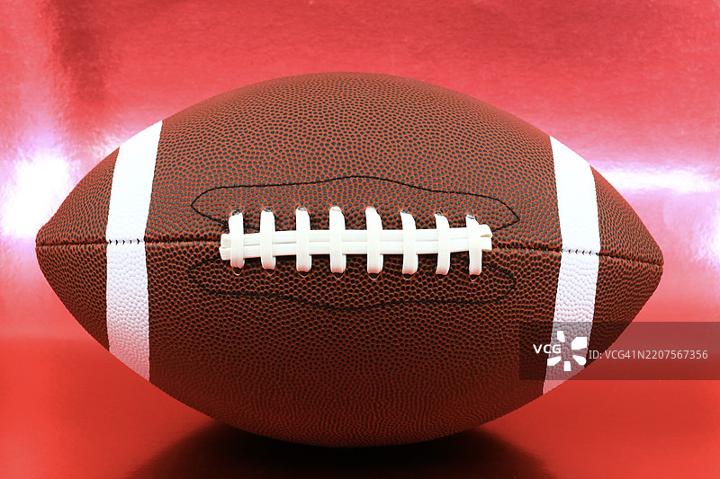 足球与路径 - 红色背景图片素材