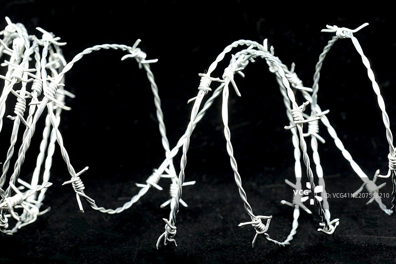 用于安全围栏的刺铁丝图片素材