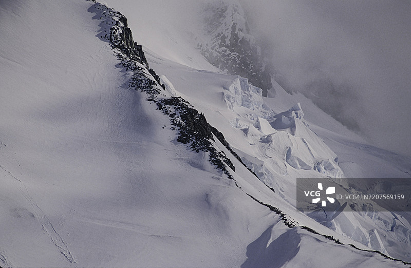 南极洲库维尔岛附近的格尔拉赫海峡雪山和冰川。图片素材