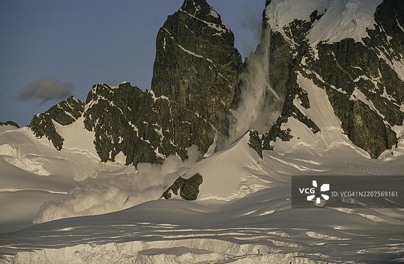 雪崩从陡峭的山上滑落。库弗维尔岛，南极洲。图片素材