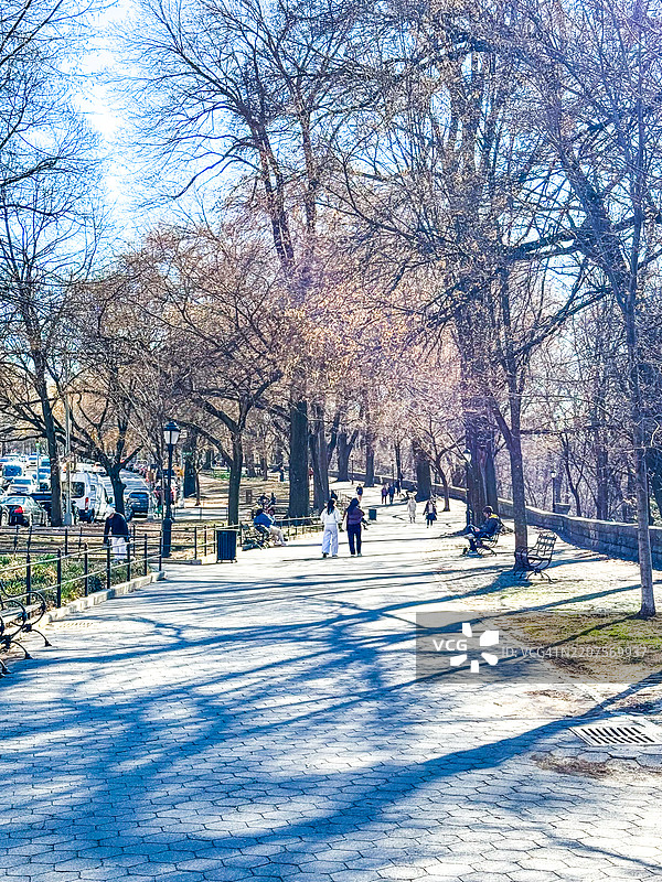 人们在纽约市的河滨大道上漫步，正值早春时节。图片素材