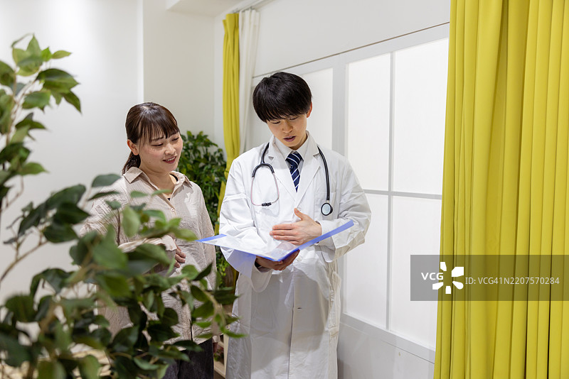 年轻医生在医院与患者交谈图片素材