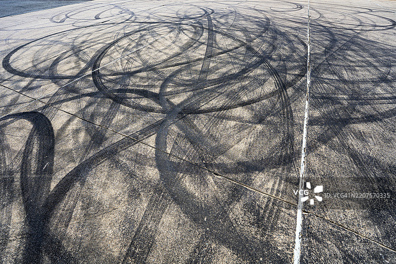 城市街道上的轮胎烧胎痕迹图片素材