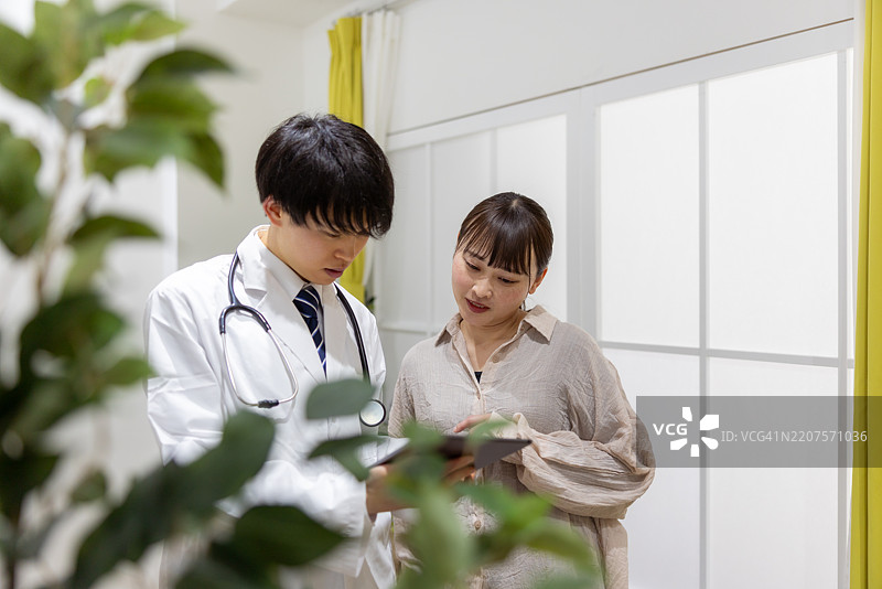 年轻医生在医院与病人交谈图片素材