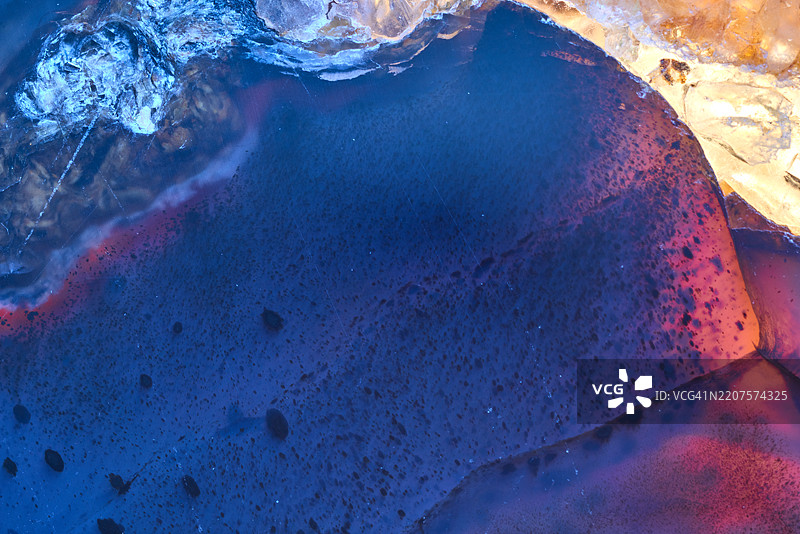 惊人的带状玛瑙水晶横截面切割，孤立反射。自然光透射的玛瑙水晶表面，抽象结构矿石切片特写。图片素材