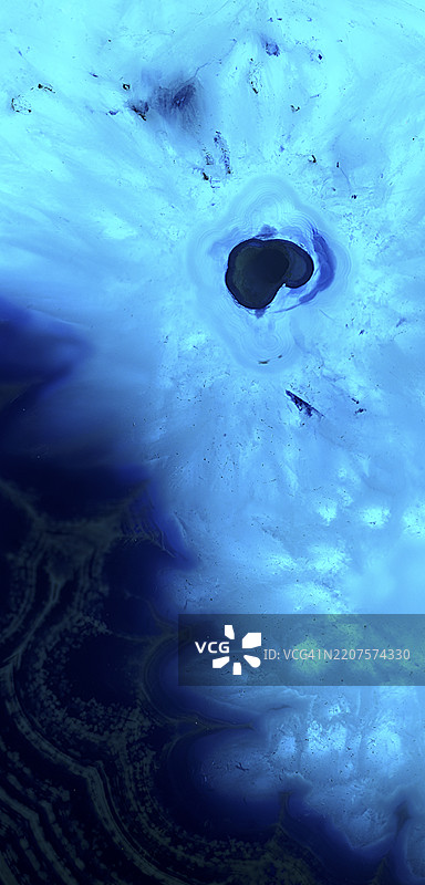 惊人的带状玛瑙水晶横截面切割，孤立反射。自然光透射的玛瑙水晶表面，抽象结构矿石切片特写。图片素材