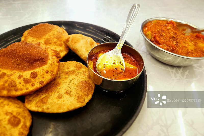 印度早餐配普里和蔬菜咖喱图片素材