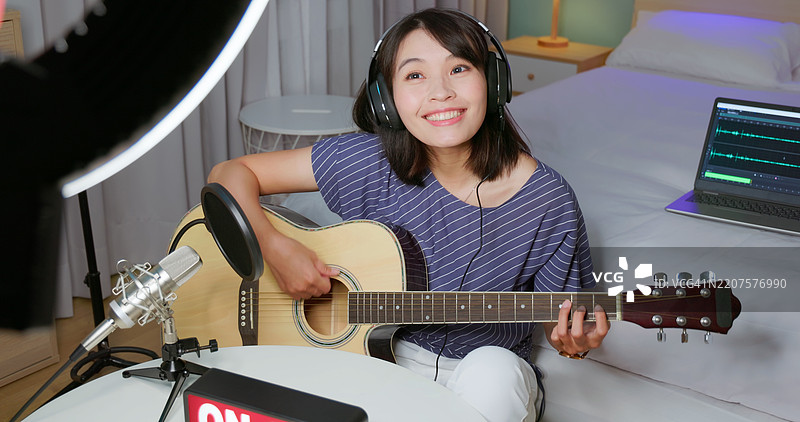 在家进行直播的女性图片素材