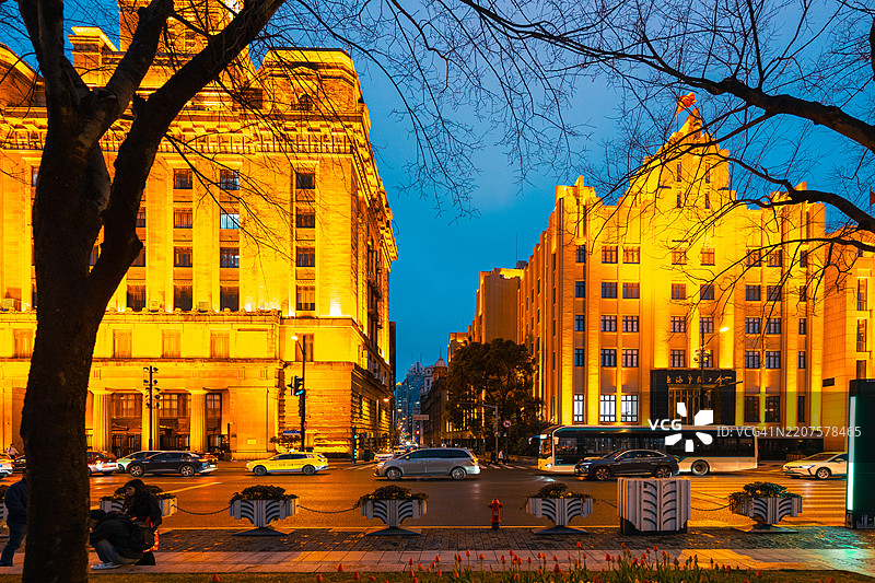 低角度拍摄的购物区，霓虹灯闪烁图片素材