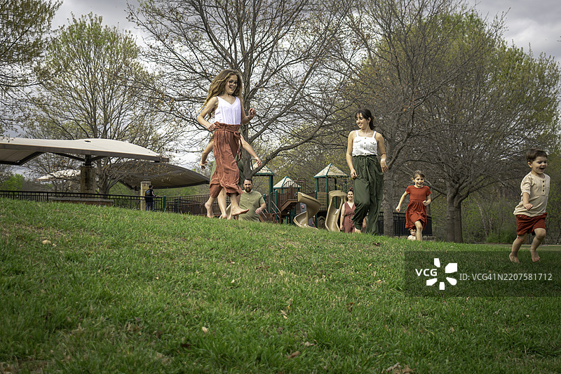 孩子们在田野里玩耍图片素材