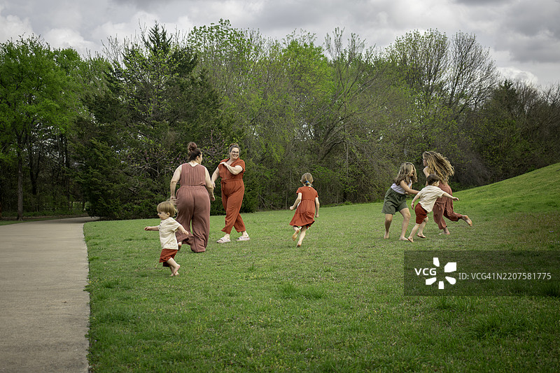 大家庭在草地上玩游戏图片素材