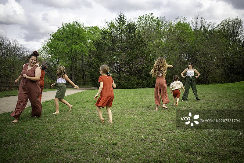 大家庭在草地上玩游戏图片素材