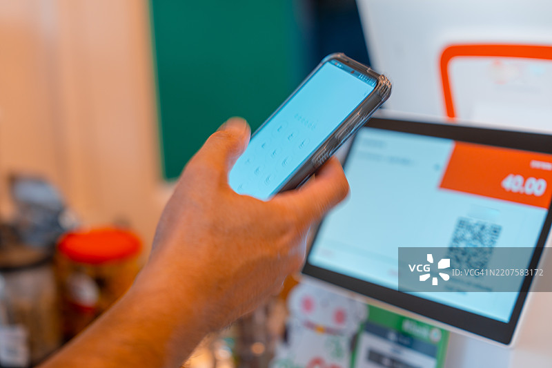 用手机支付自动售货机的软饮料图片素材