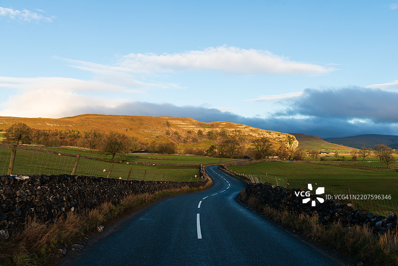 乡村道路与基尔西岩石图片素材