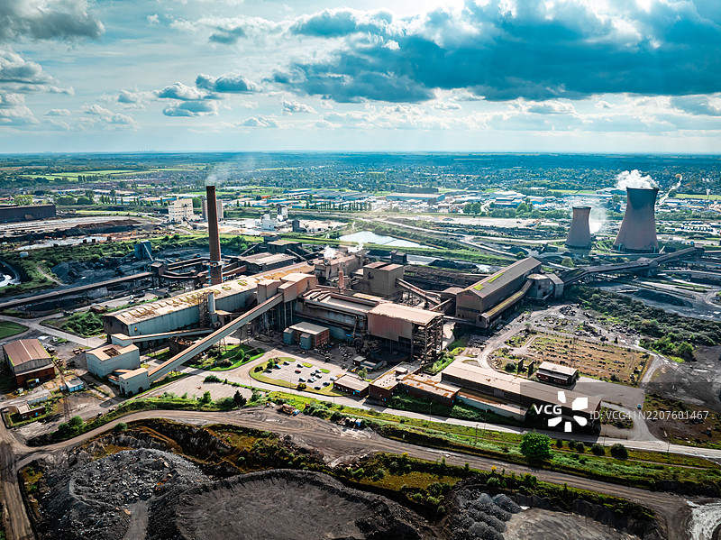 斯肯索普的钢铁厂在日落时分排放烟雾和蒸汽，航拍视角图片素材