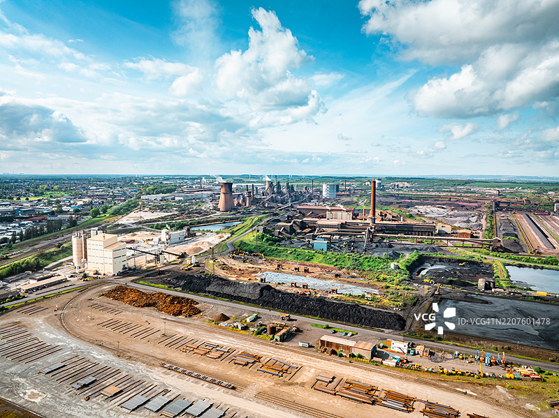 无人机拍摄的斯坎索普钢铁厂在绚丽日落中冒出烟雾和蒸汽图片素材