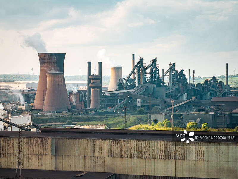 斯坎索普的钢铁厂在日落时分排放烟雾和蒸汽，航拍视角图片素材