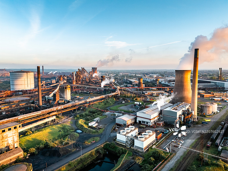 斯坎索普，英国的钢铁厂在日落时分排放烟雾和蒸汽图片素材