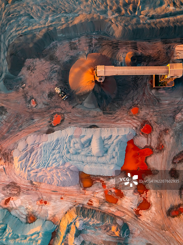 斯肯索普钢铁厂的工业输送带正在移动炉渣图片素材