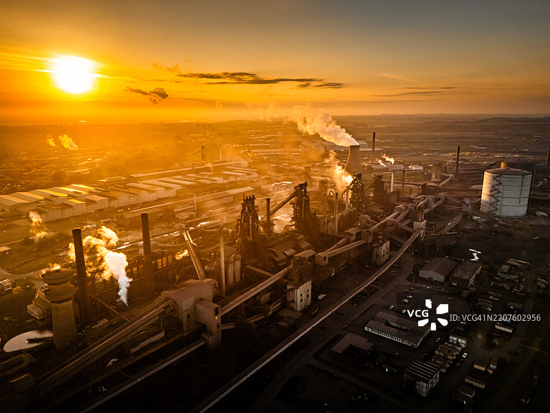 日落时分，斯坎索普的钢铁厂冒出烟雾，航拍视角。图片素材